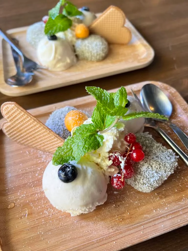 Dessertteller mit Beeren und Minze im Saigon Jena