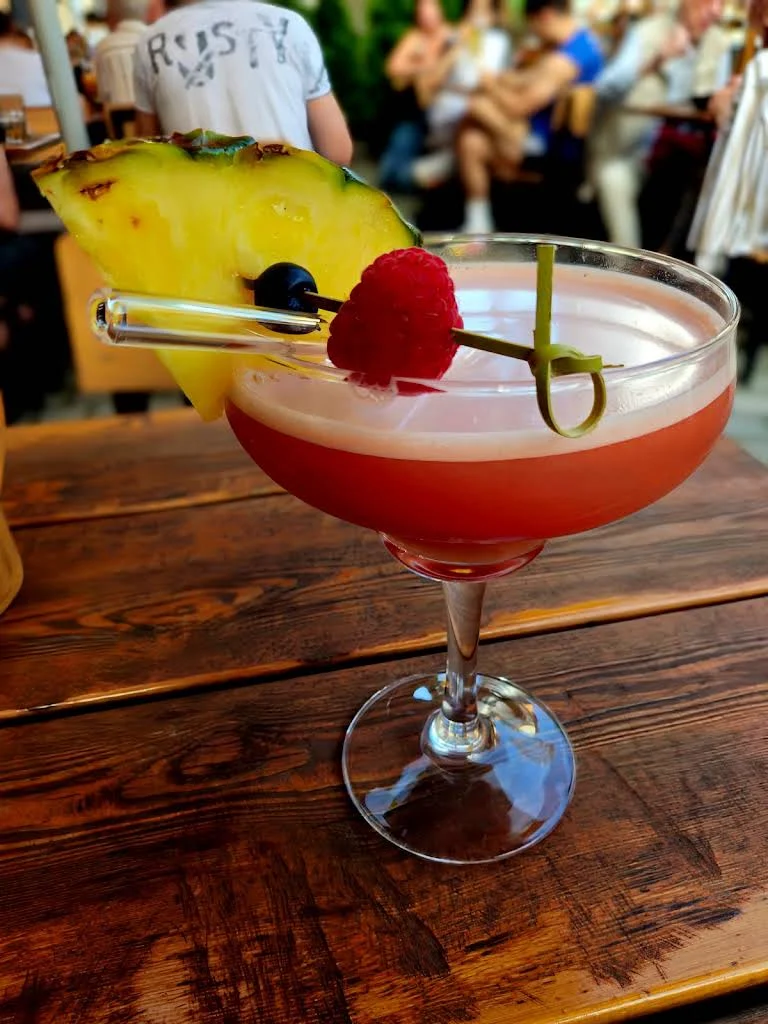 Ein roter Cocktail mit Früchten im Saigon Jena