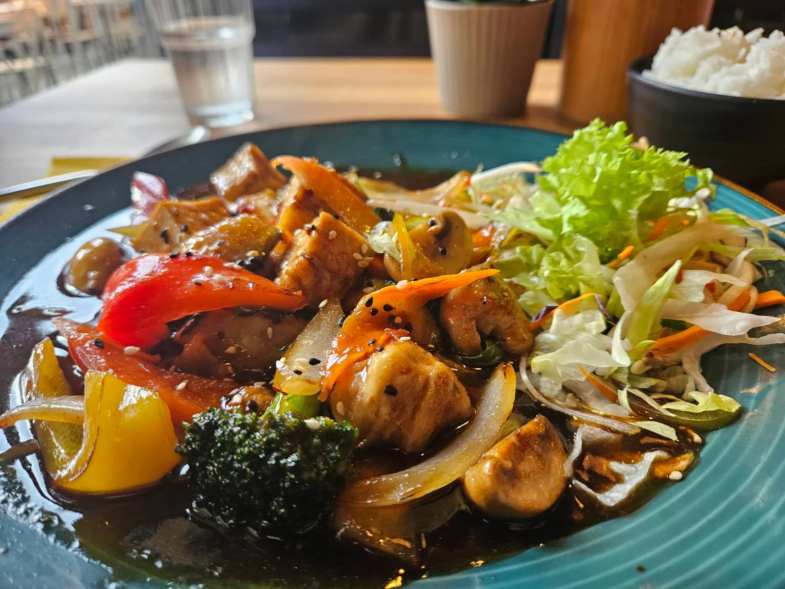 Ein Gericht mit Gemüse, Reis und Salat im Saigon Jena