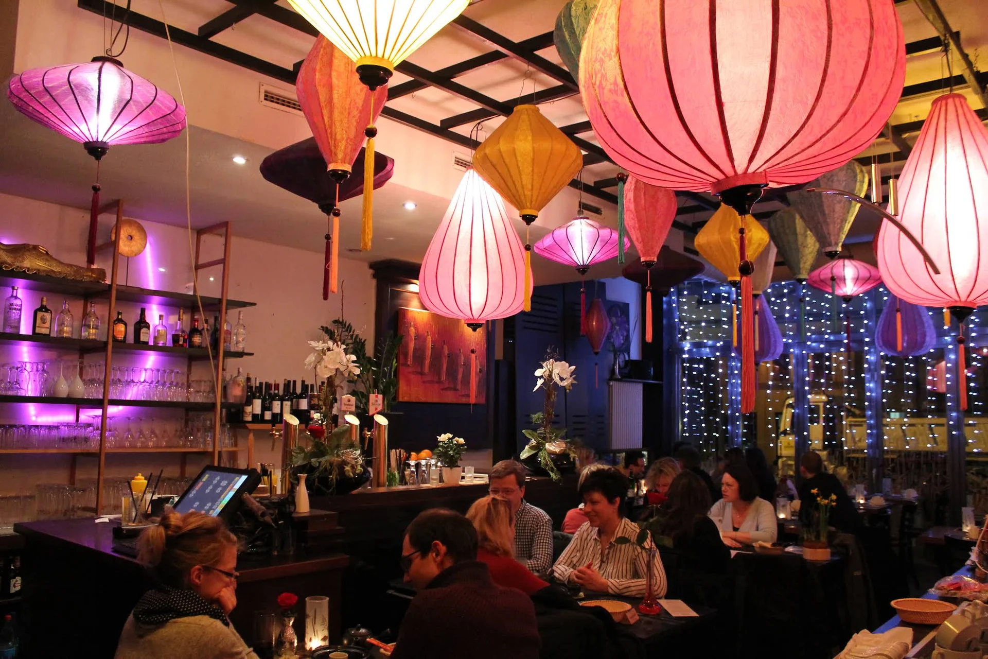 Bunte Seidenlaternen und gedeckte Tische im Saigon Jena