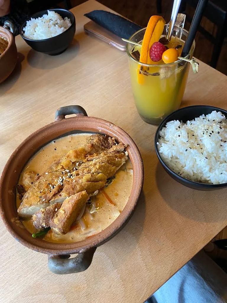 Curry, Reis und Saigon-Tee am Tisch im Restaurant